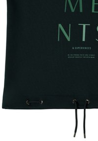 Donkergroene hoodie met grafische tekst in het groen, met een trekkoord aan de onderkant en zilver metalen hardware voor aanpassingen. Gladde textuur.
