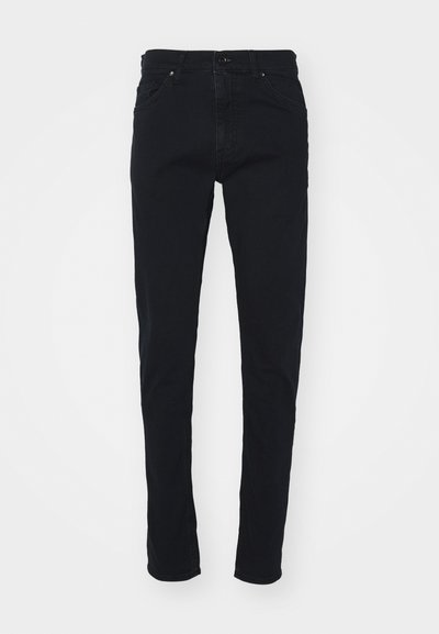 Črne denim hlače z ožjim krojem, zasnovo s petimi žepi in standardnim gumbom za zapiranje. Gladka tekstura in minimalni šivi.