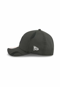 Schwarze Baseballmütze mit gebogenem Schirm, Mesh-Einsätzen für Atmungsaktivität und einem weißen Logoakzent an der Seite. Glatte Stoffoberfläche.