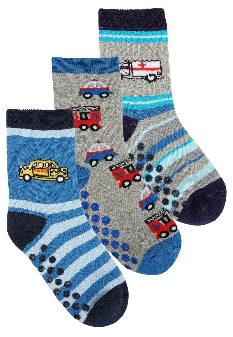 Drei Paare von Kindersocken: ein Paar mit gelbem Taxi-Design, ein graues Paar mit Einsatzfahrzeugen und ein gestreiftes Paar in Blau und Grau mit rutschfesten Punkten.