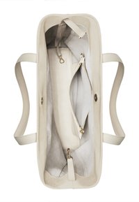 Bolso de cuero beige con un exterior texturizado, dos asas y un interior espacioso. Incluye un compartimento con cremallera y un cierre magnético.