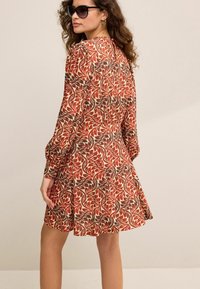 Next REGULAR FIT - Kasdienė suknelė - red floral