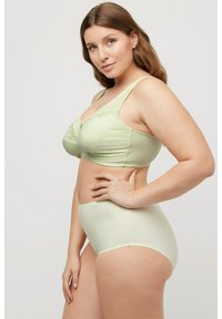Conjunto de sujetador verde claro y braguitas de talle alto. El sujetador presenta detalles de encaje, tirantes ajustables y una textura suave. Acabado de tela suave.