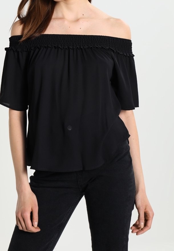 Haut noir à col bardot avec un décolleté smocké, manches courtes et coupe ample. Fabriqué en tissu léger avec une texture subtile.