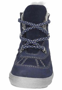 Zapato de ante azul marino con costuras grises y cordones con patrón, que presenta una suela texturizada y un forro de pelo sintético en la parte superior.