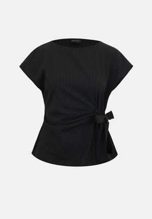 Svart kortermet bluse med tynne hvite nålestriper og en knytet sideknute i midjen, rund hals og avslappet passform.