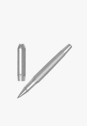Srebrny długopis kulkowy z fakturowanym uchwytem i heksagonalnym kształtem, wyposażony w zakrętkę i szczegółowe akcenty. Długopis jest smukły i nowoczesny.
