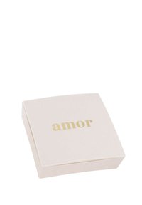 Caja cuadrada en suave color rosa con esquinas redondeadas, con la palabra "amor" en letras doradas en la parte superior. Textura mate suave.