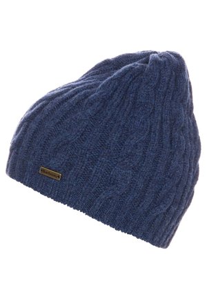 Bonnet en laine tricotée bleu marine avec motif à torsades et une petite étiquette en métal de la marque Barbour sur le côté.