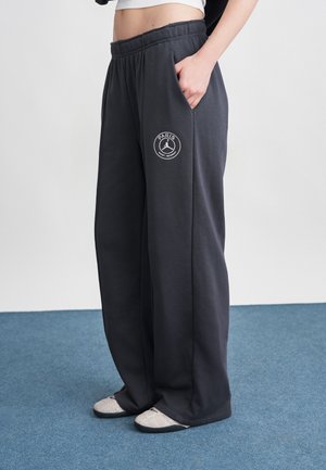 - Spodnie treningowe