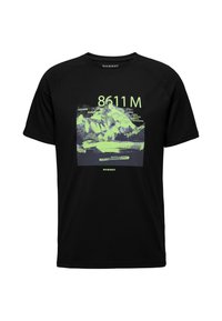 Zwarte T-shirt met korte mouwen met een bergafbeelding met groene accenten en de tekst "8611M," gemaakt van zacht, ademend materiaal.