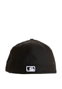 Casquette de baseball noire en tissu texturé. Présente un patch brodé blanc du logo MLB à l'arrière et un design de visière plate.