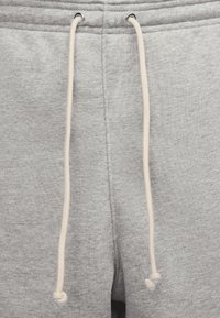 Grå sweatpants med en blød tekstur, der har snoretræk og metaløjer, letvægtsstof med en glat overflade.