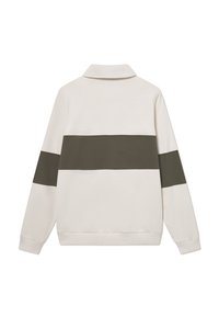 Lichtbeige sweatshirt met een opgevouwen kraag en lange mouwen. Heeft een horizontale donkergroene streep over de achterkant. Soepele textuur.