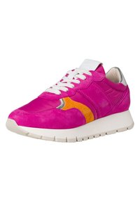 Klarr rosa mockasinsneaker med vita snören, orange detaljer och silveraccent. Har en vadderad vit sula för komfort.