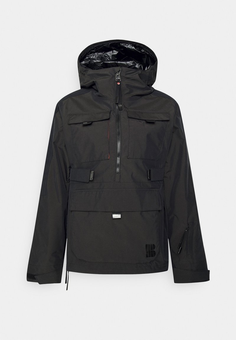 Veste noire imperméable avec capuche, plusieurs poches avant, fermeture éclair, et cordons de serrage réglables à l'ourlet et aux poignets.