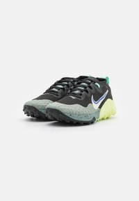 Buty sportowe Nike z czarną siateczkową cholewką, jasnoniebieskimi i turkusowymi akcentami, teksturowaną podeszwą oraz białym logo swoosh.