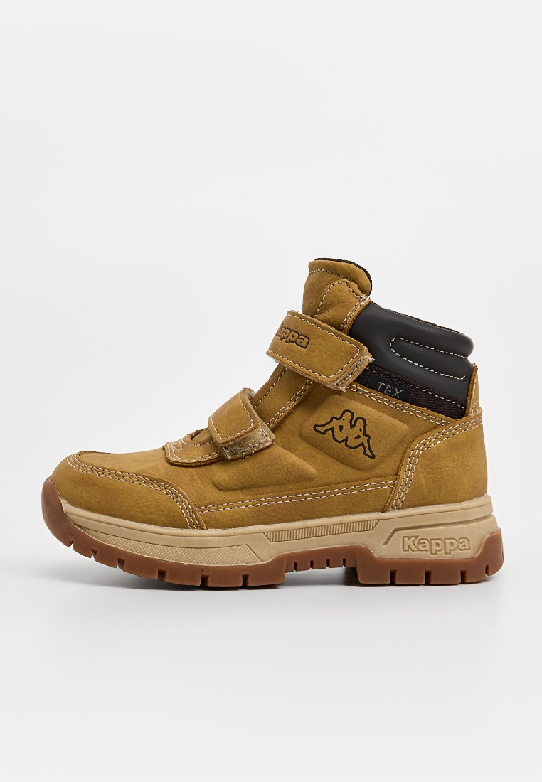 Brauner Wildlederstiefel mit verstärkter Zehenkappe, doppelten Velcro-Riemen, Gummisohle und schwarz gepolstertem Kragen, mit Kappa-Logo an der Seite.