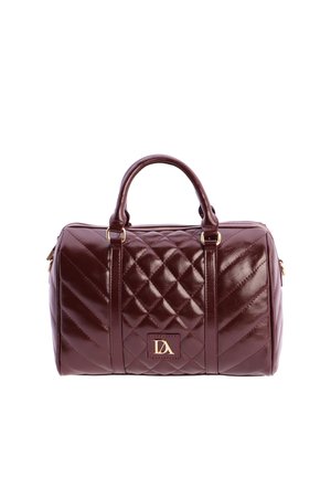 Bolso de mano en imitación cuero burdeos acolchado, con asas dobles, herrajes en tono dorado y una placa con el logo. Cuenta con un cierre de cremallera y un diseño estructurado.