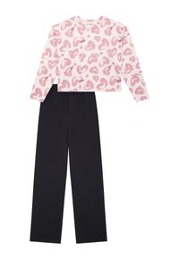 Korte mouwen top in lichtroze met hart- en luipaardprint, gecombineerd met zwarte, losse broek van zachte stof.