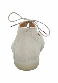 Hellgraue Wildleder-Stiefel mit glatter Textur, runder Zehenpartie und einer Rückenschnürung; ausgestattet mit einer beigen Gummisohle und seitlichen Ausschnitten.