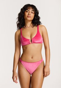 Różowy welurowy zestaw bikini z trójkątnym stanikiem z marszczeniem na środku i regulowanymi ramiączkami, zestawiony z bikini o niskim stanie.