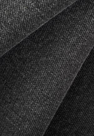 Nahaufnahme von dunkelgrauem Stoff mit weichem, strukturiertem Strick und diagonal überlappenden Falten.