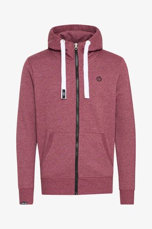 Bordeaux zip-hoodie med kengurulommer, hvite snorer og svart glidelås. Har en liten logo på brystet og ribbede mansjetter.