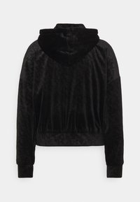 Felpa nera in velluto con una superficie texture, dotata di cappuccio e polsini elasticizzati. Il design è corto con un motivo di logo sottile.