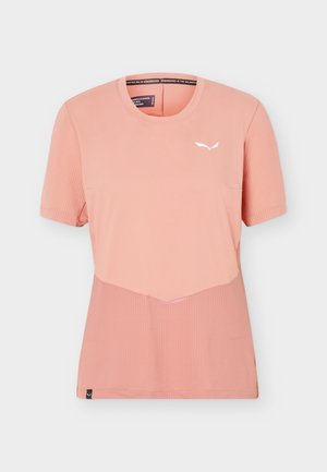 Αθλητική μπλούζα με κοντά μανίκια, σε ανοιχτό κοραλλί χρώμα, με ραβδωτή υφή στο κάτω μέρος και στα μανίκια, στρογγυλή λαιμόκοψη και μικρό λευκό λογότυπο στο στήθος.