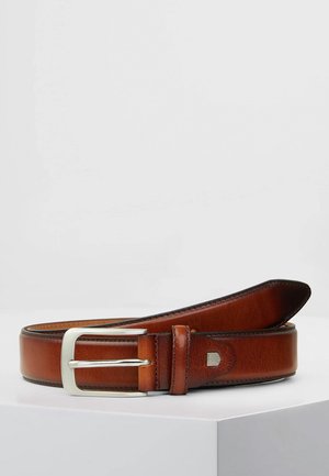 Cinturón de cuero marrón con una hebilla rectangular plateada, textura suave y detalle de costura a lo largo de los bordes; ligeramente ahusado en el extremo.