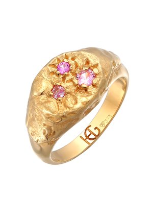 Goldring mit geprägter Textur, verziert mit drei rosa Edelsteinen: zwei runden und einem quadratischen, mit einem polierten Innenband.