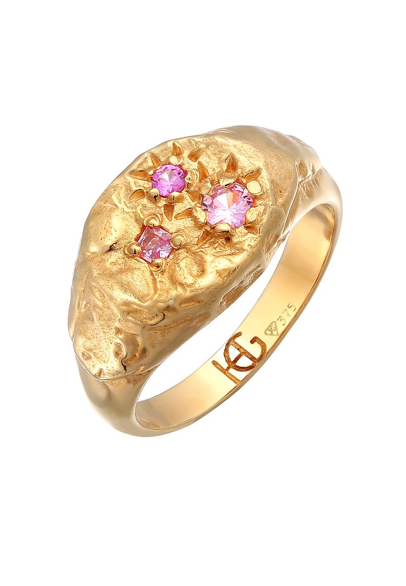 Guldring med en präglad textur, prydd med tre rosa ädelstenar: två runda och en fyrkantig, med en polerad innersida.