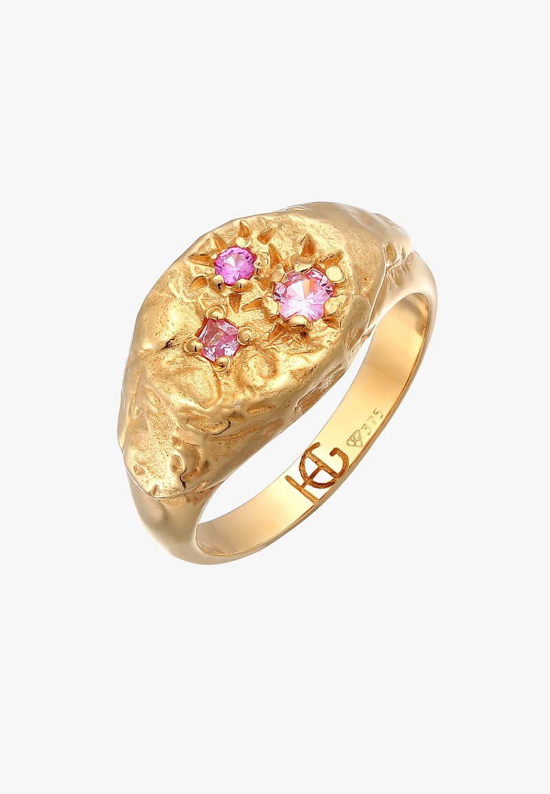 Guldring med prægede teksturer, dekoreret med tre pink ædelstene: to runde og en firkantet, med en poleret indvendig del.
