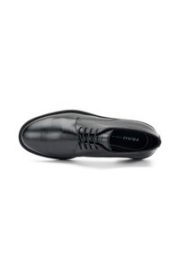 Scarpa da uomo in pelle nera con texture liscia, punta tondeggiante e design con lacci. L'interno presenta il logo del marchio sulla soletta.