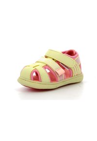 Sandalo per bambini giallo e rosa con punta chiusa, lati aperti e cinturino in Velcro. Suola texture e dettagli di branding visibili.