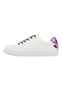 Sneaker en cuir blanc avec un accent violet au talon, finition brillante et lacets noirs texturés. Présente un graphique de lèvres rouges sur le côté.