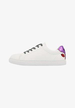 Sneaker en cuir blanc avec un accent violet au talon, finition brillante et lacets noirs texturés. Présente un graphique de lèvres rouges sur le côté.