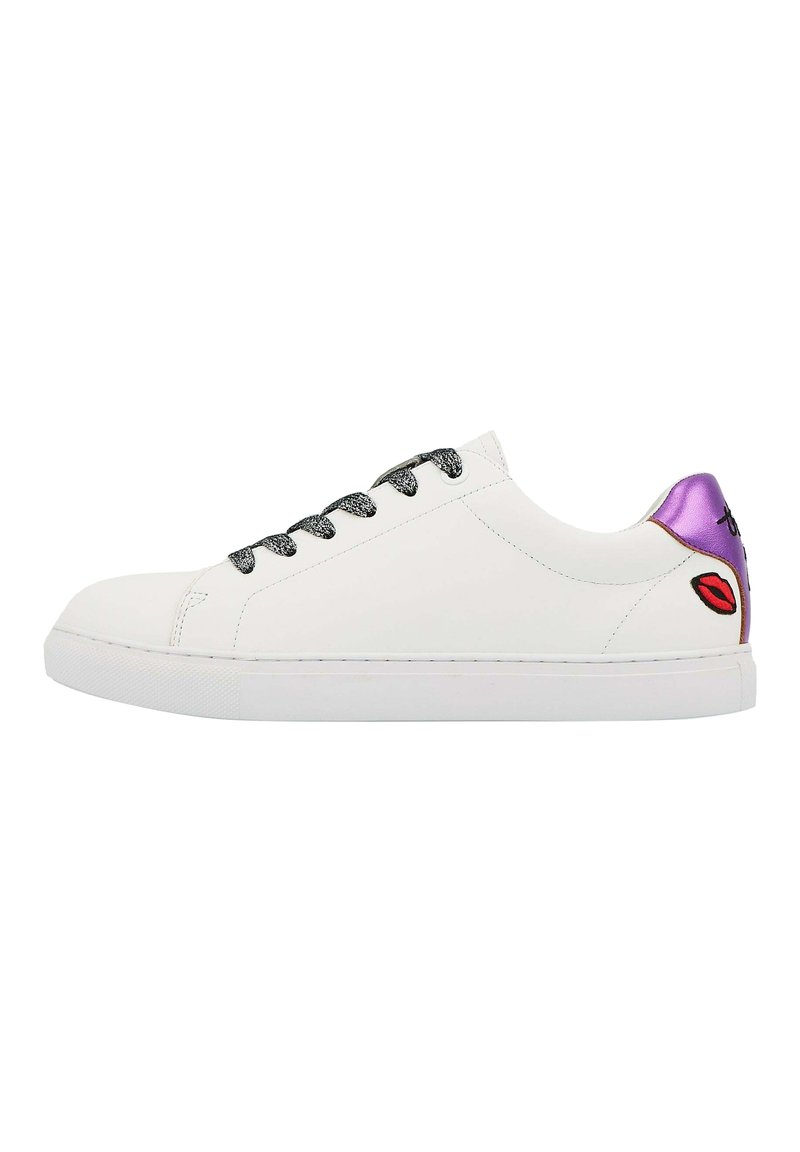 Sneaker en cuir blanc avec un accent violet au talon, finition brillante et lacets noirs texturés. Présente un graphique de lèvres rouges sur le côté.