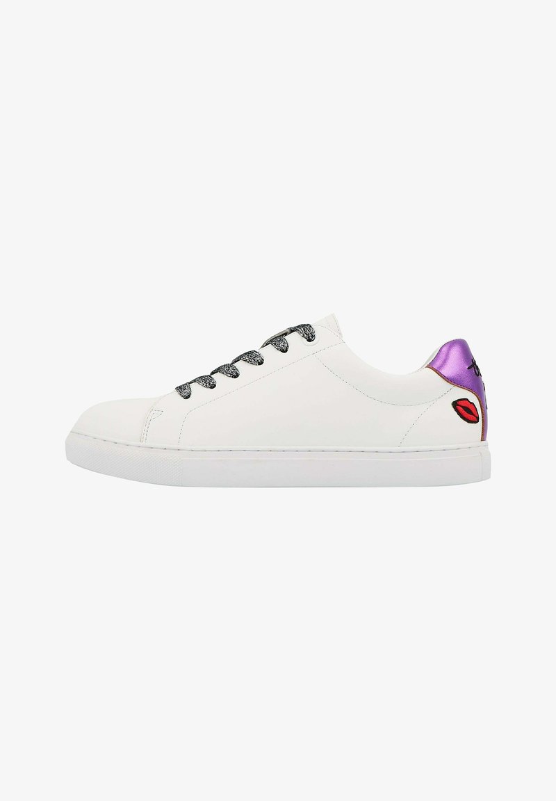 Sneaker en cuir blanc avec un accent violet au talon, finition brillante et lacets noirs texturés. Présente un graphique de lèvres rouges sur le côté.