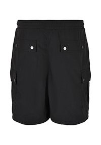 Pantaloni scurți cargo negri cu talie elastică și patru buzunare cu clapetă, fiecare fixat cu două capse argintii.