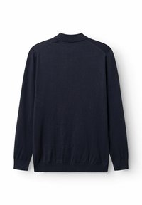 Pulover lung de culoare albastru marin, cu guler, manșete și tiv striate. Textură netedă și design simplu, fără motive sau accente.