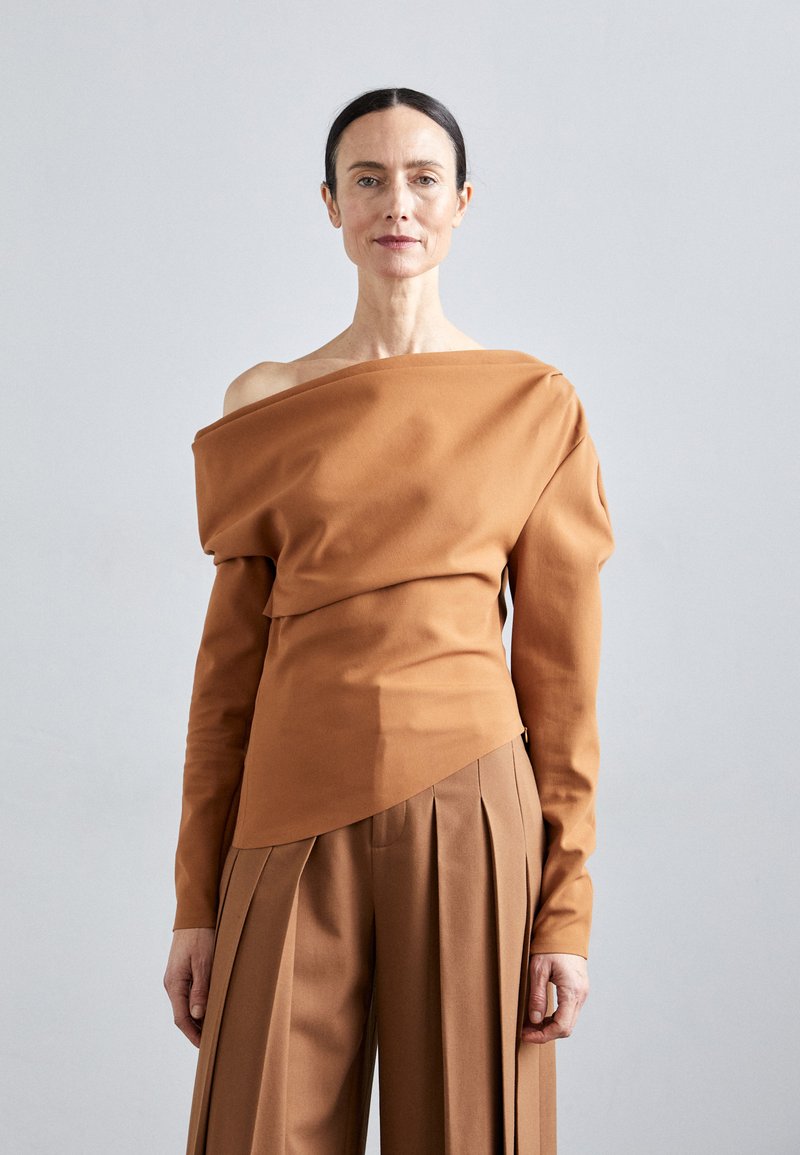 A.W.A.K.E. MODE OFF SHOUDER ASYMMETRIC LONGSLEEVE - Pusero - ginger