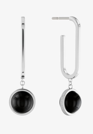 Boucles d'oreilles en métal ton argent avec un design à long crochet, présentant un pendentif en pierre noire arrondie avec un détail de gravure de la marque.