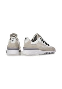 Szare zamszowe i białe skórzane sneakersy z amortyzowaną podeszwą, z czarnymi sznurówkami, detalem logo na pięcie oraz teksturowymi akcentami.