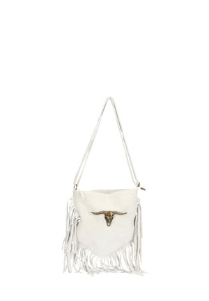 Borsa a spalla in suede bianco con frange, dotata di un accento in metallo a forma di teschio di longhorn. Texture liscia, forma triangolare, tracolla regolabile.