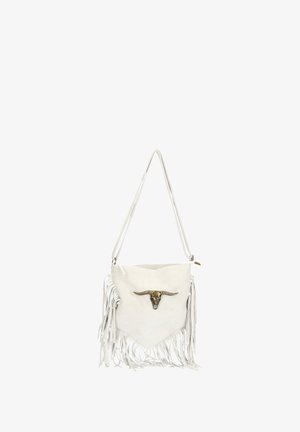 Sac à épaule en daim blanc avec des franges, décoré d'un accent en métal en forme de crâne de taureau à longues cornes. Texture lisse, forme triangulaire, bandoulière ajustable.