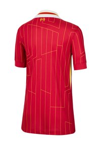 Polo rosso con linee geometriche gialle. Presenta un colletto bianco con una riga. Realizzato in un tessuto traspirante, mostra un design moderno.
