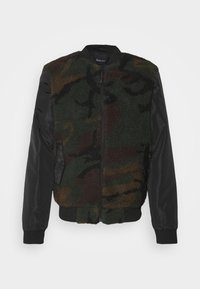 Zip-up bomberjacka med svarta ärmar och kropp i mörkgrön och brun kamouflagemönstrad fleece, med sidofickor och ribbade muddarna.