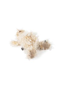 Weicher, flauschiger Teddybär in Creme mit langem, strubbeligem Fell. Er hat strukturierte beige Pfoten und wirkt leicht zerzaust.